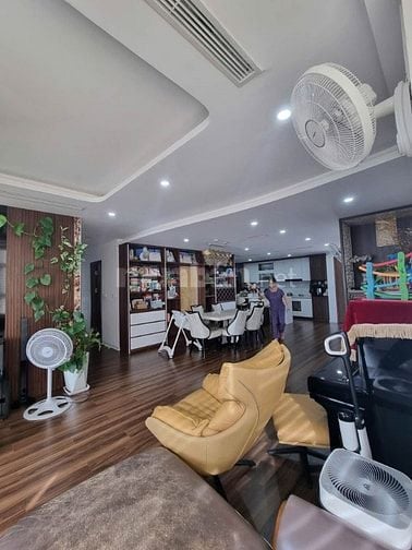 Chung cư Lạc Long Quân 125m2, tặng nội thất, 3 phòng ngủ, view hồ