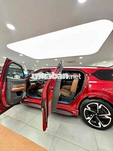 Hiếm VinFast VF9 PLUS Trần Kính 6ghế cơ trưởng Đỏ