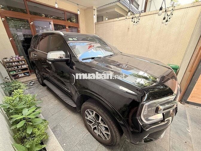 Ford Everest Titanium 7 chỗ Đen 14.463 km