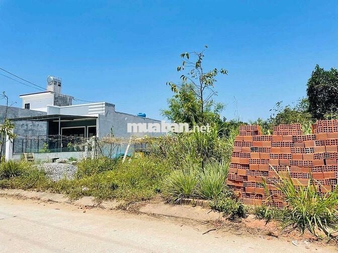 tôi có một lo đất nền ở xã Mỹ Lộc dien tích 300m2 muốn bán 700.000.000