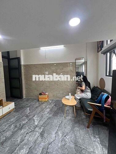 PHÒNG MỚI TOANH 100% FULL NỘI THẤT LÓT GẠCH TONE GỖ