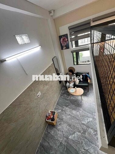 PHÒNG MỚI TOANH 100% FULL NỘI THẤT LÓT GẠCH TONE GỖ
