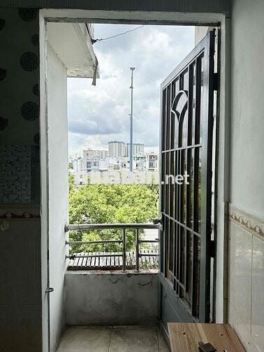 Phòng trọ Q5 21m2, ban công thoáng, sạch sẽ
