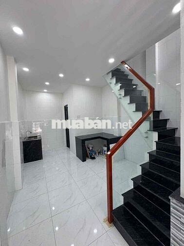 Nhà bán Cách bến xe Q8 , 2 cây số DT 3m3x10 .1 lầu 2 P 2 wc sổ hồng