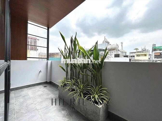 PENTHOUSE NGAY TẠI QUẬN 1 TÁCH BẾP BAN CÔNG