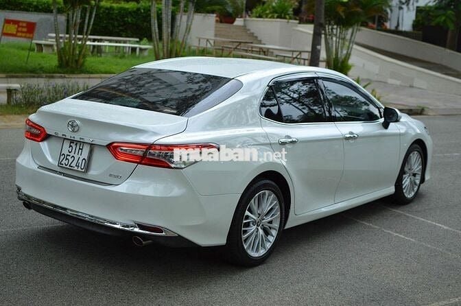 Toyota Camry 2.5Q Trắng 2020 chính chủ 1 đời chủ