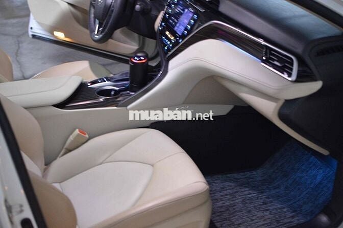 Toyota Camry 2.5Q Trắng 2020 chính chủ 1 đời chủ