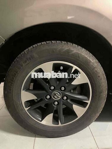 Toyota Innova 2019 Số sàn 7 chỗ Xám
