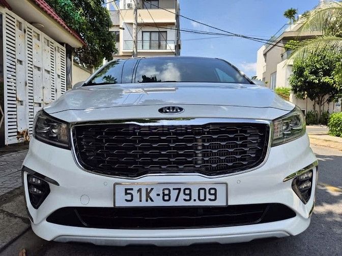 Cần bán Sedona 2019 Dầu,bản full option,màu trắng,gđ sử dụng mới 98%.