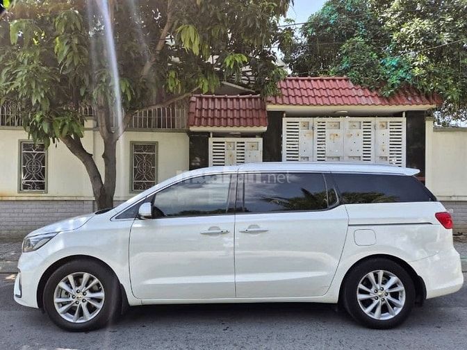 Cần bán Sedona 2019 Dầu,bản full option,màu trắng,gđ sử dụng mới 98%.