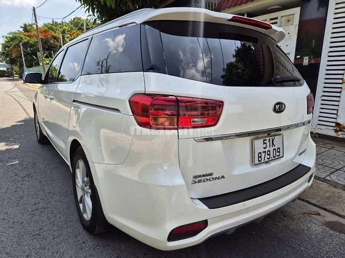 Cần bán Sedona 2019 Dầu,bản full option,màu trắng,gđ sử dụng mới 98%.