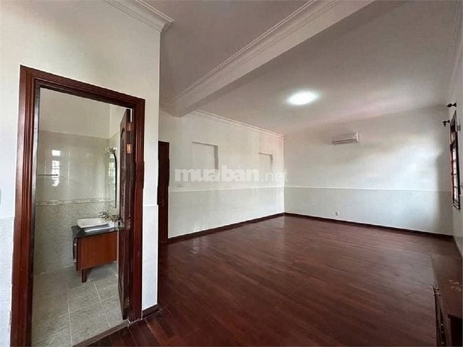Cho thuê biệt thự hồ bơi Thảo Điền, 500m², 1 trệt 1 lầu, vị trí đẹp