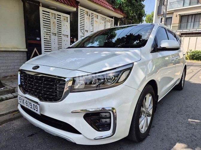 Cần bán Sedona 2019 Dầu,bản full option,màu trắng,gđ sử dụng mới 98%.