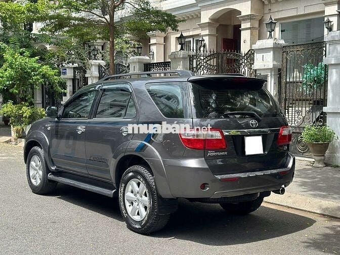 Toyota Fortuner 2.7V 4x4 2010 Xám 7 chỗ