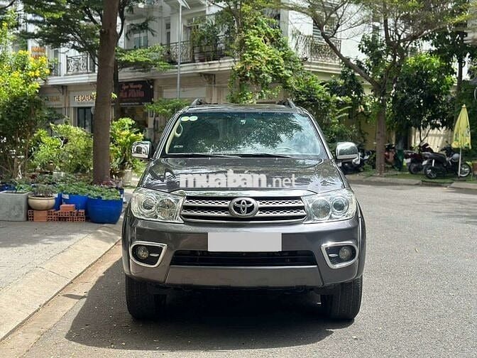 Toyota Fortuner 2.7V 4x4 2010 Xám 7 chỗ