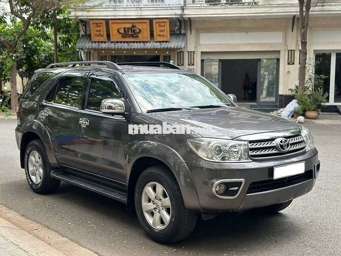 Toyota Fortuner 2.7V 4x4 2010 Xám 7 chỗ