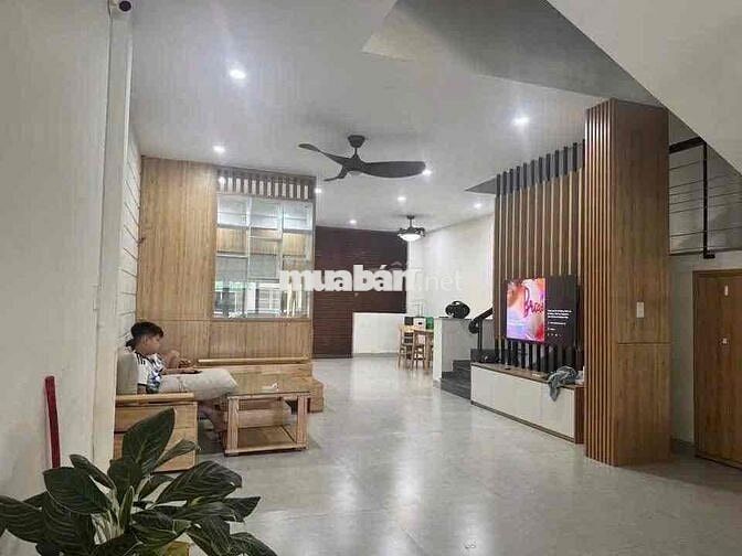 142 CHO THUÊ NHÀ ĐẸP 3 TẦNG DIỆN TÍCH LỚN, CÓ SÂN ĐẬU Ô TÔ