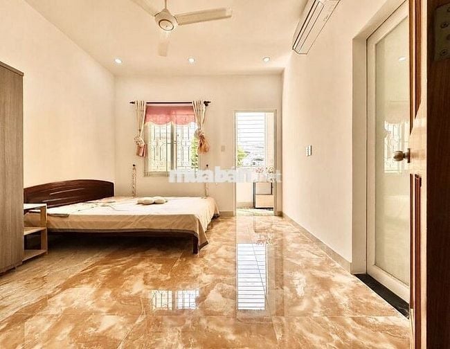 Phòng ban công 45m Tách bếp Gần Sân Bay - Full nội thất.