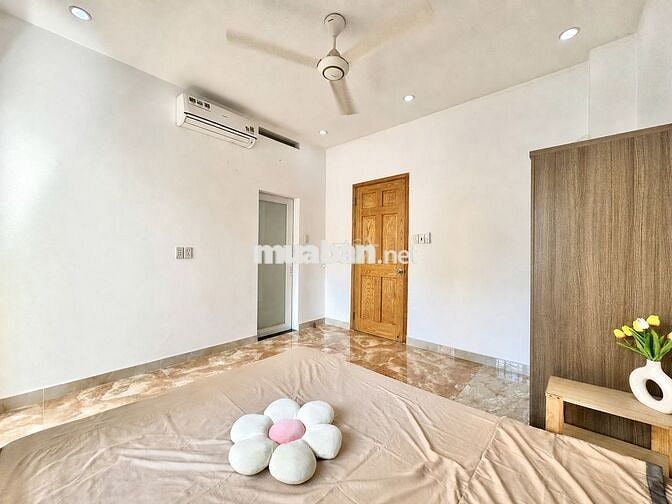 Phòng ban công 45m Tách bếp Gần Sân Bay - Full nội thất.