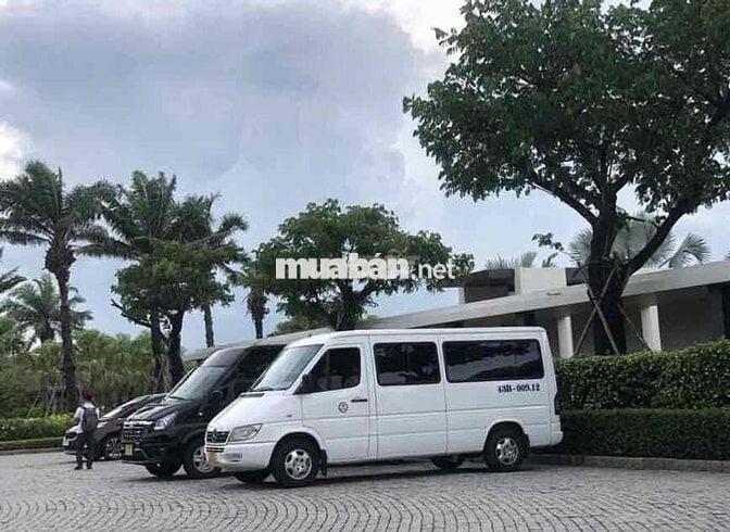 Mercedes Sprinter 2011 máy dầu màu trắng .