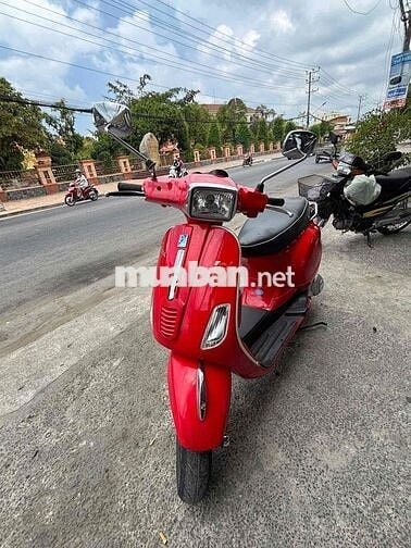 Piaggio Vespa Đỏ