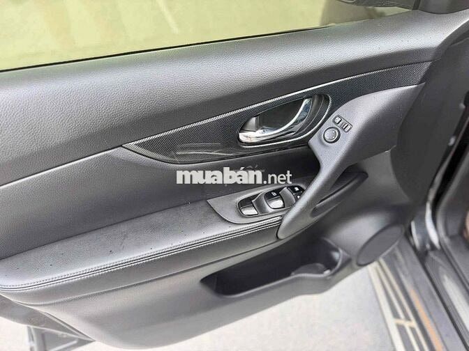 Nissan X-Trail 2.5 Premium 2018 Đen 10 vạn km