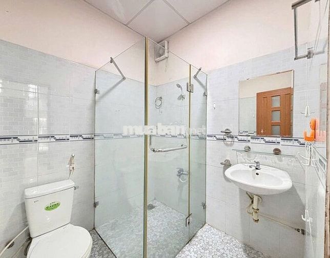 CH MẶT TIỀN TRẦN MINH QUYỀN GẦN VIỆT NAM QUỐC TỰ, NHÀ HÁT HÒA BÌNH