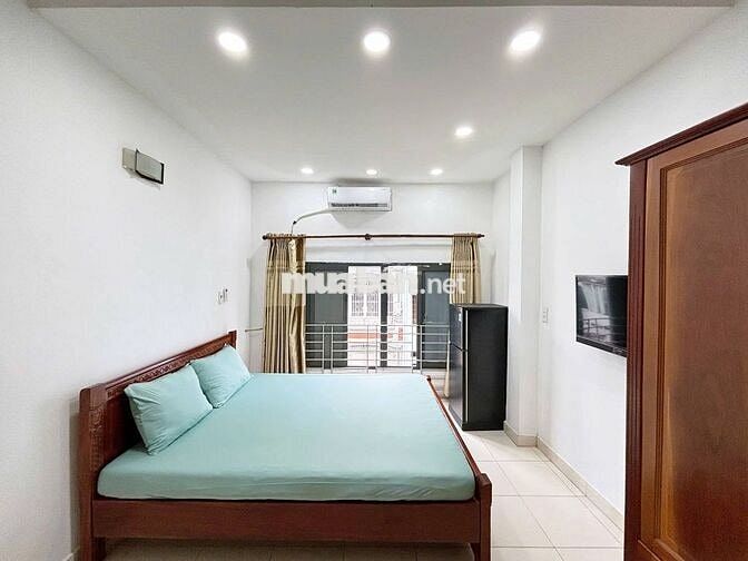 CH MẶT TIỀN TRẦN MINH QUYỀN GẦN VIỆT NAM QUỐC TỰ, NHÀ HÁT HÒA BÌNH