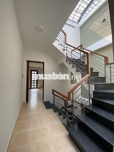 CHO THUÊ NHÀ 3 tầng, đường Đặng Thùy Trâm, rộng 12m, gần ĐH Văn Lang