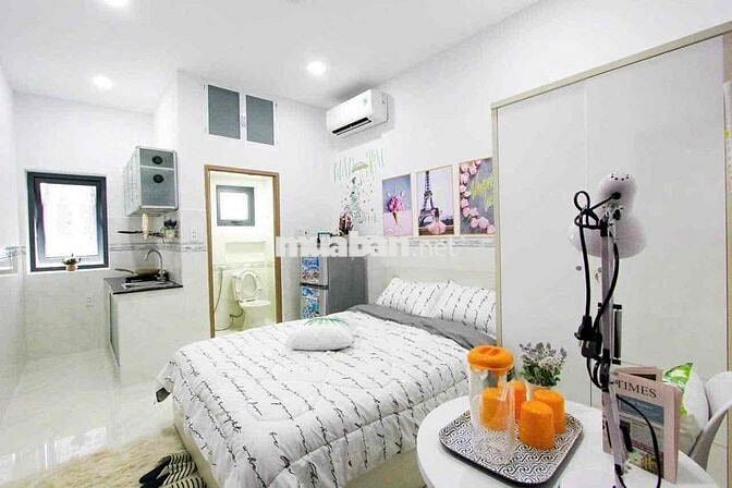 Studio full nội thất cửa sổ trời