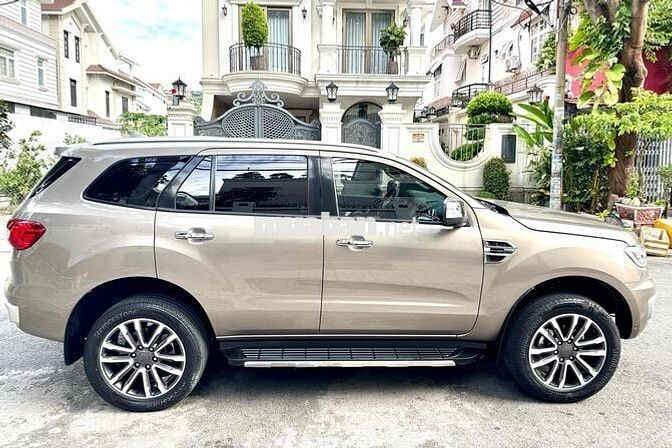 Ford Everest Titanium 4x4 AT 2019 odo 76,000 km