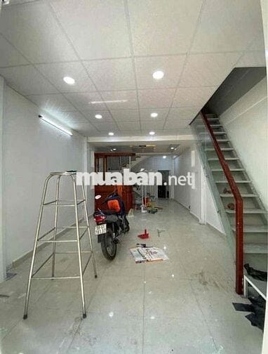 nhà đang sơn mới cho thuê hẻm lớn lê thúc hoạch