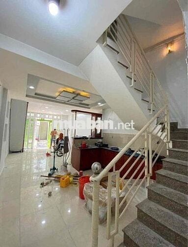 nhà đang sơn mới cho thuê hẻm lớn lê thúc hoạch