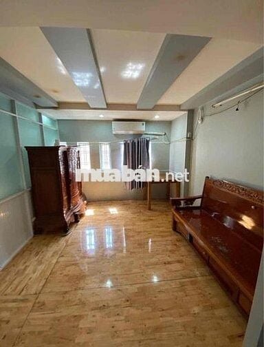 nhà đang sơn mới cho thuê hẻm lớn lê thúc hoạch