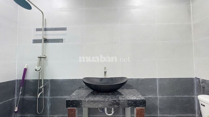 Bán nhà Quận 7 giá rẻ, DT 7x10m, đúc 1 lầu, 3 phòng ngủ, đường xe hơi