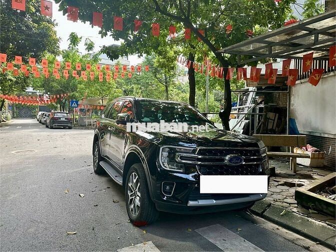 Ford Everest Titanium 2025 2.0L 4x2 Đen 9000 km
