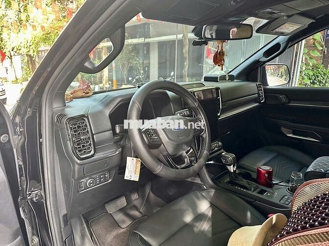 Ford Everest Titanium 2025 2.0L 4x2 Đen 9000 km