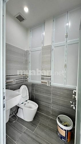 NHÀ MẶT TIỀN GIÁP Q1 CẦN CHO THUÊ!