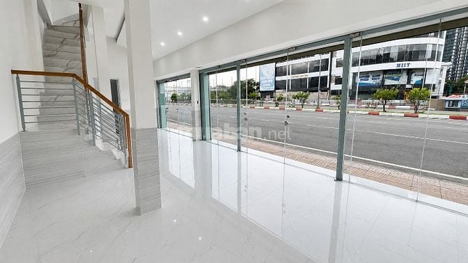 NHÀ MẶT TIỀN GIÁP Q1 CẦN CHO THUÊ!