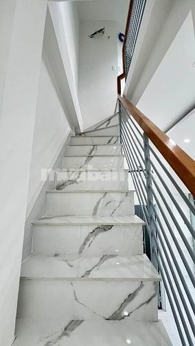 NHÀ MẶT TIỀN GIÁP Q1 CẦN CHO THUÊ!