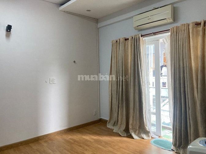Cho thuê nhà 214/C15 Nguyễn Trãi Q1,nhà bếp ,3 phòng ngủ và 2 WC