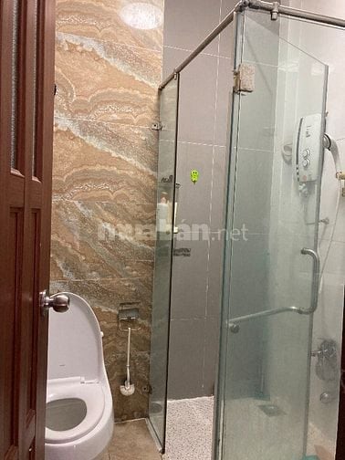 Cho thuê nhà 214/C15 Nguyễn Trãi Q1,nhà bếp ,3 phòng ngủ và 2 WC