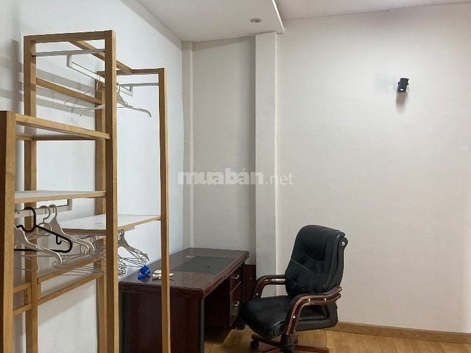Cho thuê nhà 214/C15 Nguyễn Trãi Q1,nhà bếp ,3 phòng ngủ và 2 WC