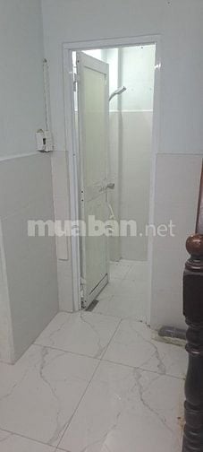 Cho thuê nhà hẻm rộng 2,5m 1 trệt,1 lửng, nở hậu đường Khánh Hội Q4