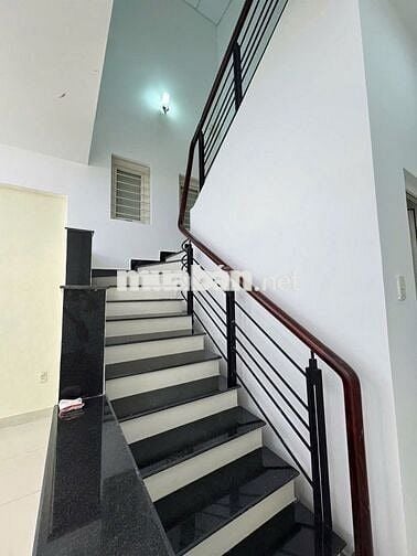 CHO THUÊ NHÀ ĐƯỜNG  VƯỜN LÀI : 4,5 x 16 M Đúc 1 lầu đẹp : 4 PN, 2 Wc 