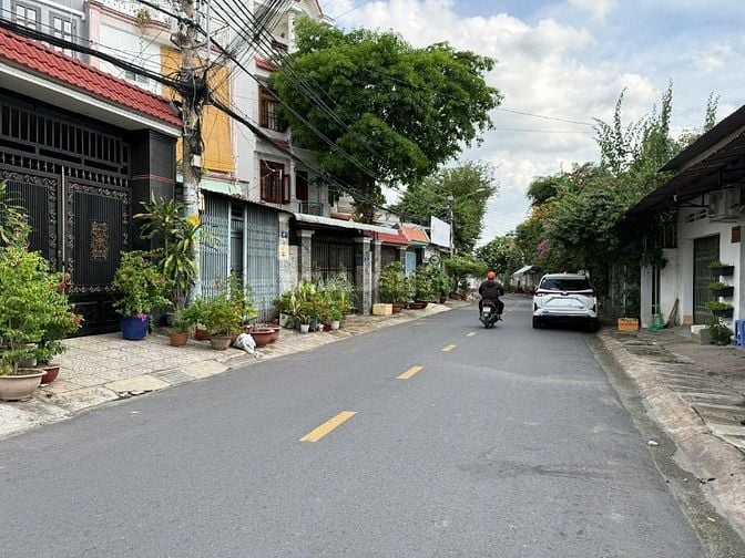 Mặt Tiền Kinh Doanh - Man Thiện (379) - 146m2 (6.1x24) - giá 10.75 tỷ