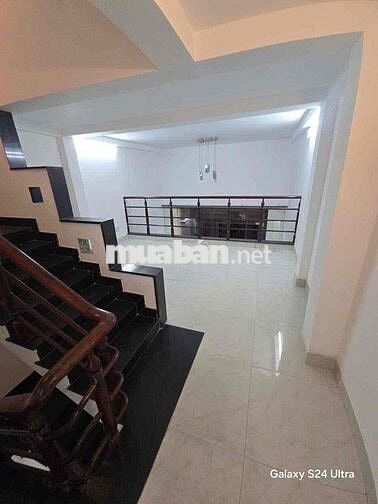 Nhà thuê 3 tầng (4m x 16m) có 5 phòng ngủ hẻm ô tô 12 tr/tháng
