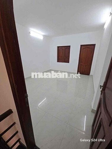 Nhà thuê 3 tầng (4m x 16m) có 5 phòng ngủ hẻm ô tô 12 tr/tháng