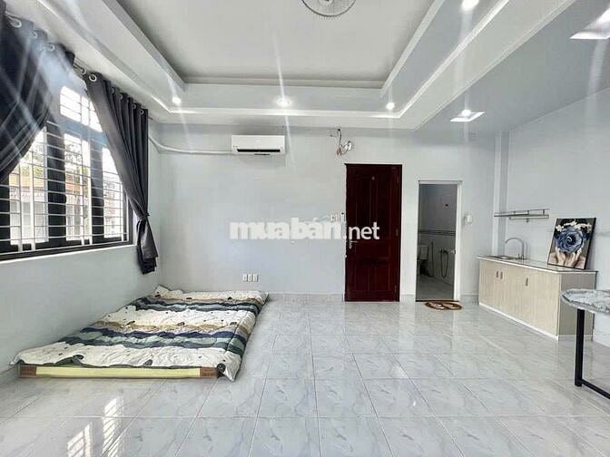 PHÒNG BAN CÔNG RỘNG THOÁNG - THANG MÁY - SÁT QUẬN 5 