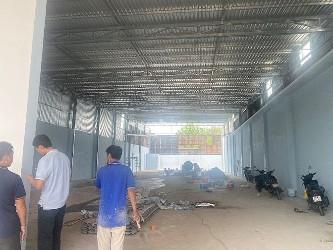 cho thuê nhà xưởng DT 15 x 55 gần UB xã xuân thới thượng 